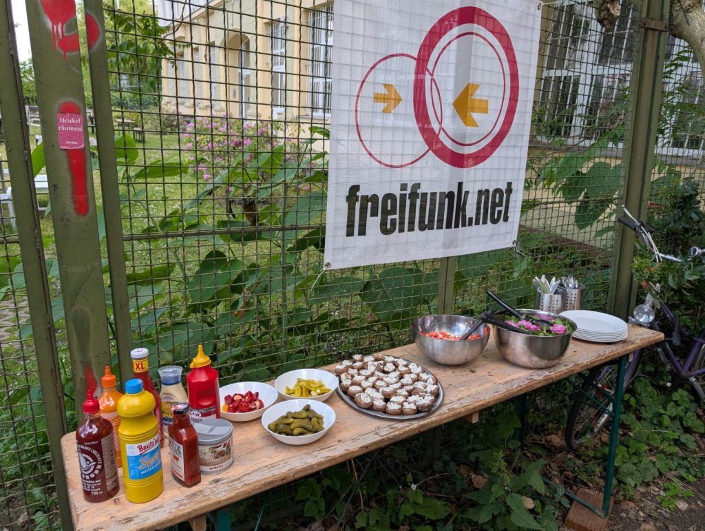 Ein Tisch mit Salaten und